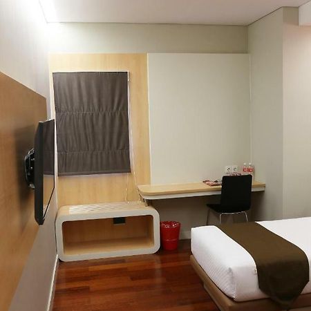 Citihub Hotel @ Pecindilan Surabaya Exterior foto