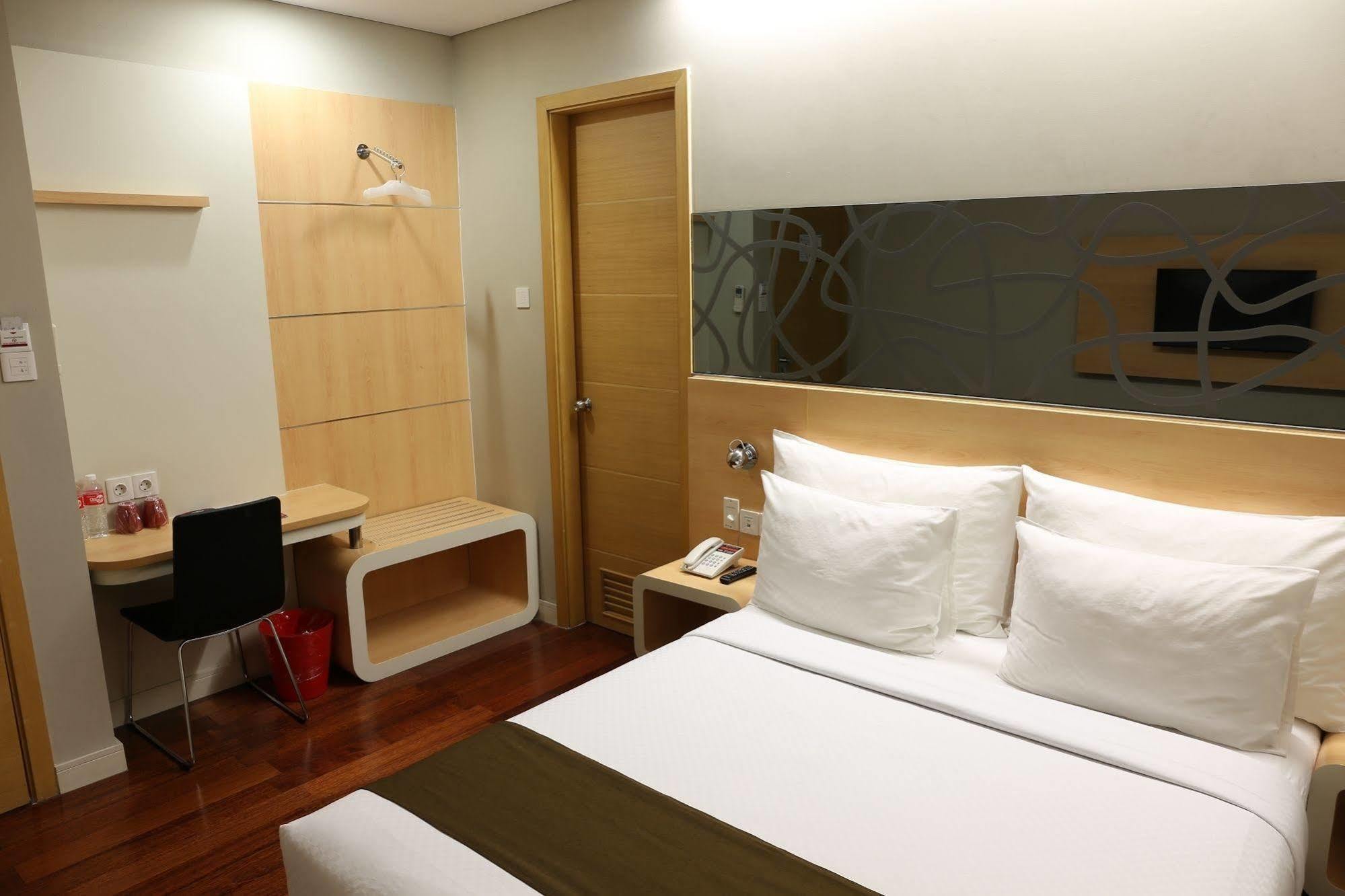 Citihub Hotel @ Pecindilan Surabaya Exterior foto