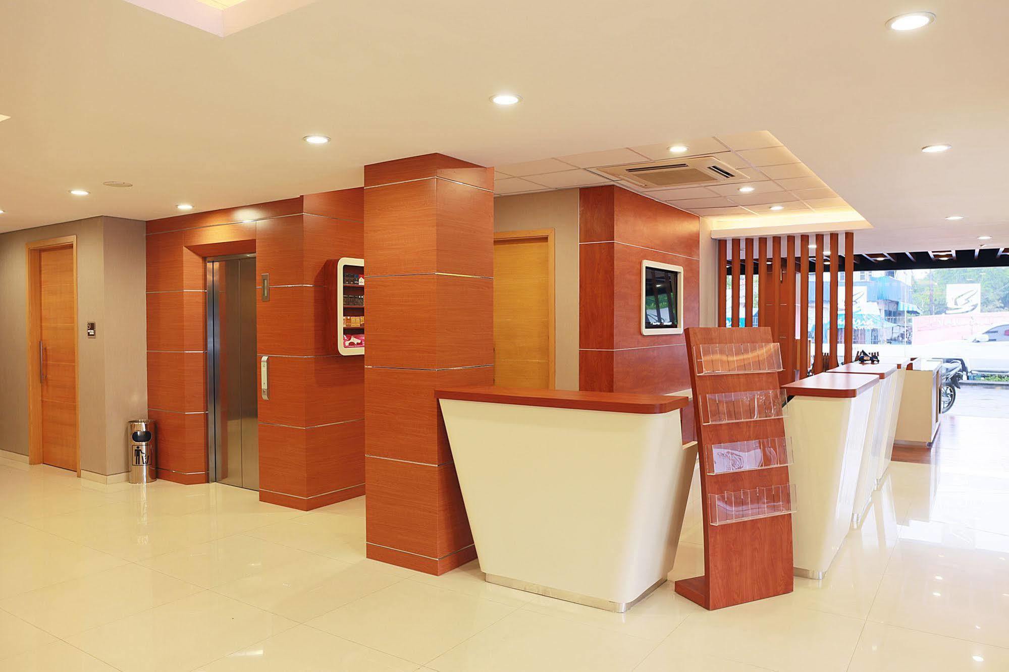 Citihub Hotel @ Pecindilan Surabaya Exterior foto